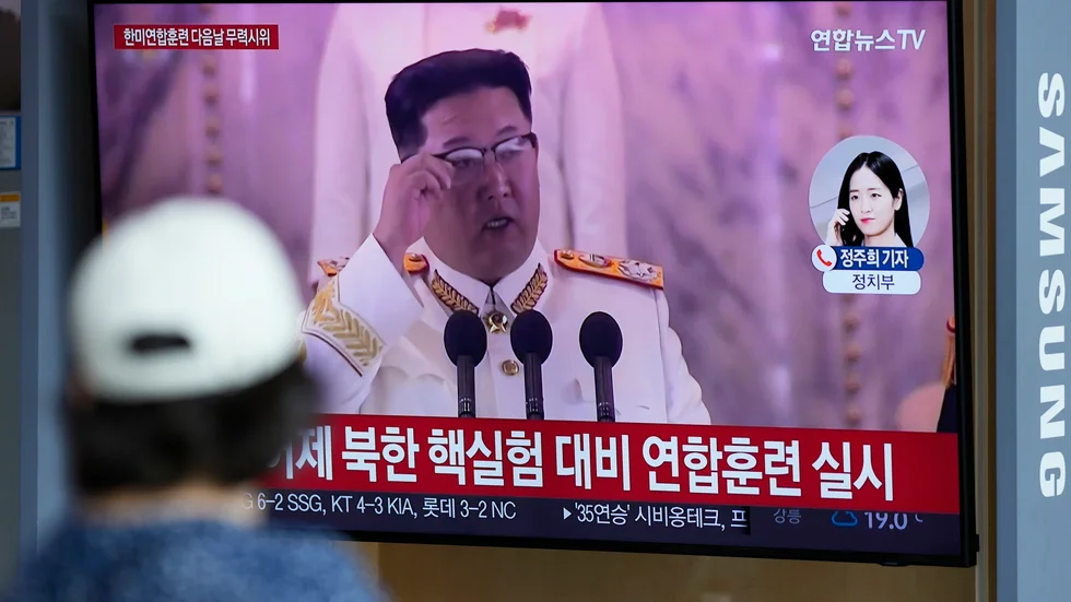 En nyhetssändning med arkivbilder på Nordkoreas diktator Kim Jong-Un i samband med ett tidigare vapentest från landet den 5 juni i år. Arkivbild.