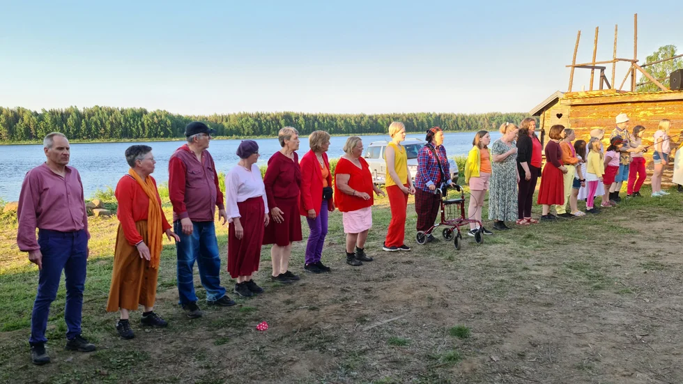 Många fina sång- och musiknummer framfördes under nypremiären av den "Lycklige laxen", som "Sommarsången".