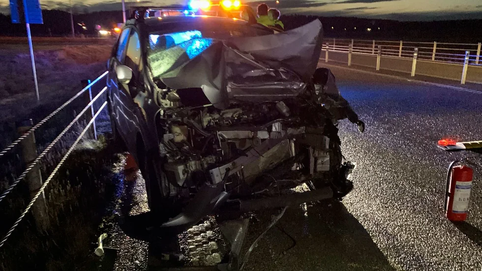 Personbilen blev mer eller mindre totalförstörd i krocken. 
