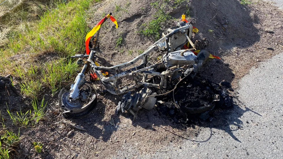 Några brända och förvridna metalldelar är allt som finns kvar av mopeden. Det blir tufft för polisen att fastställa brandorsaken.