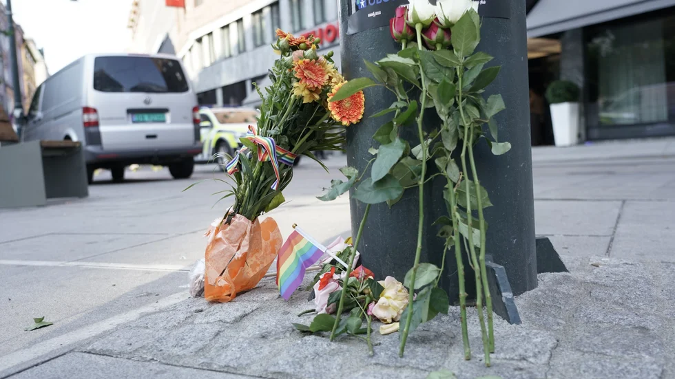 Oslo 25 juni. Folk har lagt ned blomster och Pride-flaggor efter att två personer dödats.