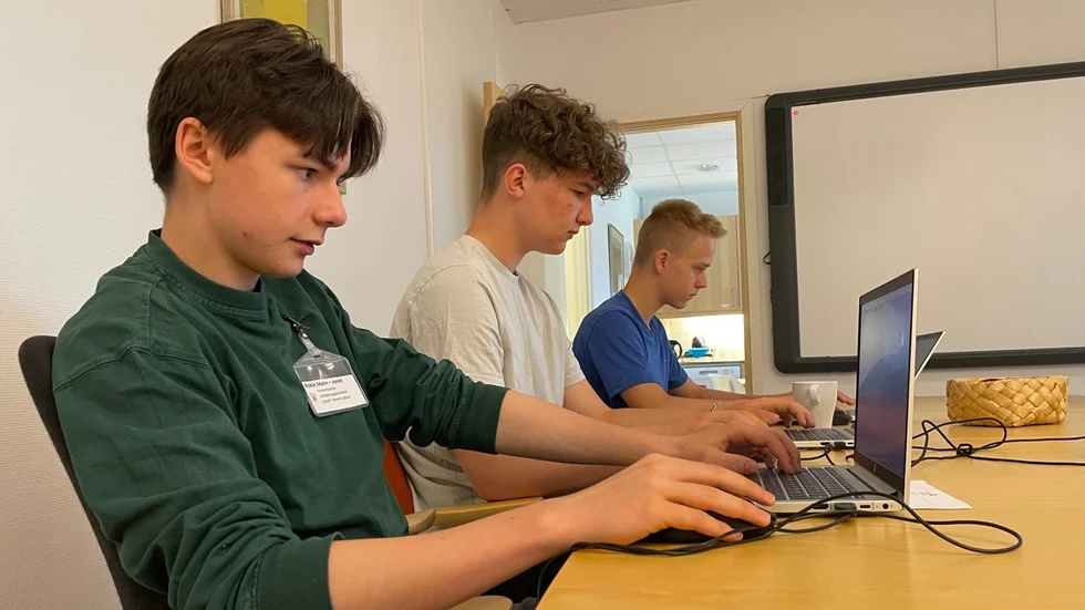 Robin Melin-Jones (närmast kameran), Otto Hising Walhed och Phelix Lindahl sommarjobbar med att bygga Knivsta i Minecraft.