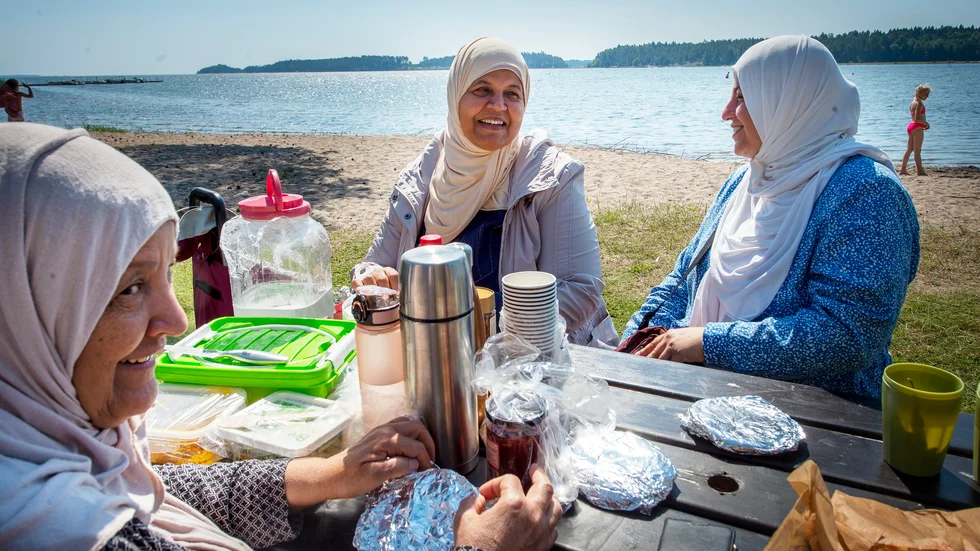 Fathia Atia, Imen Hamali och Amel Atia tycker att det är fantastiskt att kunna ta bussen ut till stranden.