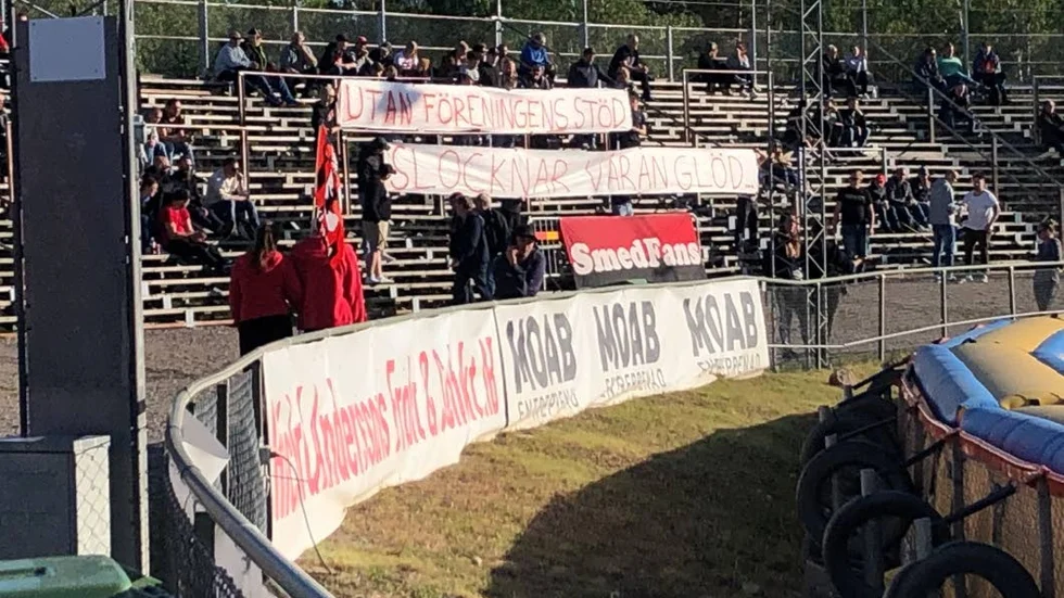 En av Smedernas supporterföreningar, SmedFans, valde att protestera mot klubbens styrelse i samband med mötet mot Västervik.