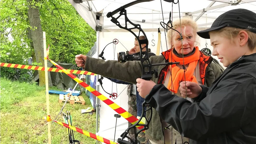 Jenny Wibom instruerar pilbågsskytte för  Melwin Anderzen.