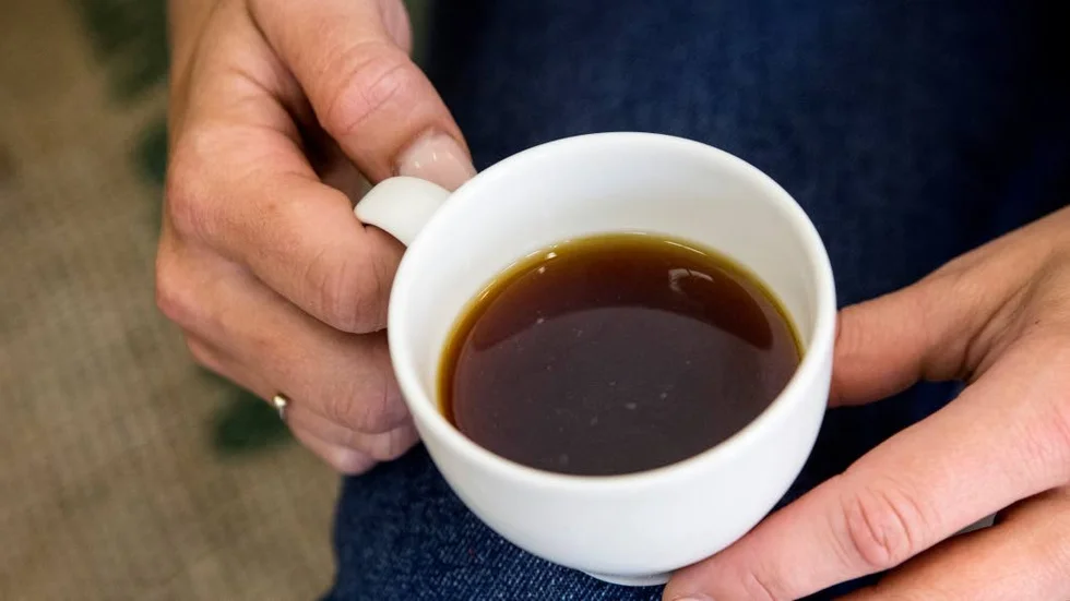 Visst skulle han betala för varan, påstod tjuven. Han skulle bara ta en kopp java först.