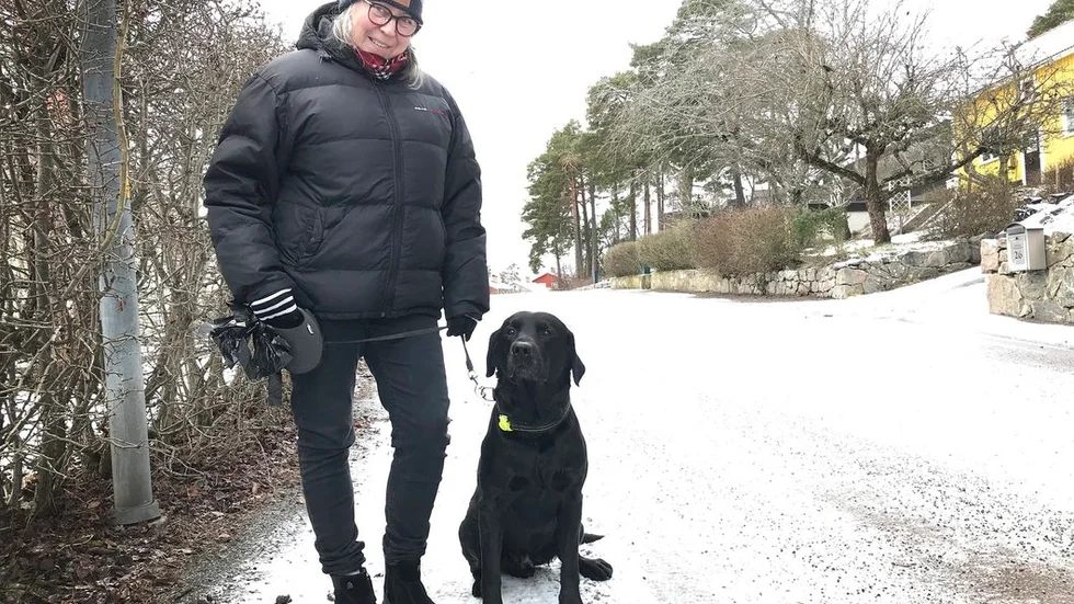 Seija Vehkamäki bor på Tallåsvägen 26 och går dagligen i området med familjens jaktlabrador Jack. På onsdagen blev hon varnad av en granne och valde en annan väg än den som pekats ut som värst.