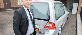 Begravningsentreprenören Douglas vet vilka sånger som ger tröst i sorgen