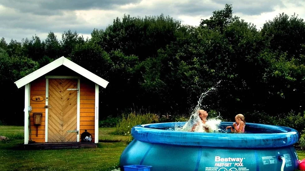 Den som trotsar bevattningsförbudet och fyller sin pool bör tvingas tappa ut vattnet, föreslår en Nyköpingsbo.