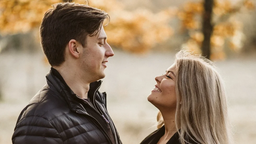 Emil Hansius och Josefine Kitti väntar tvillingar tillsammans.