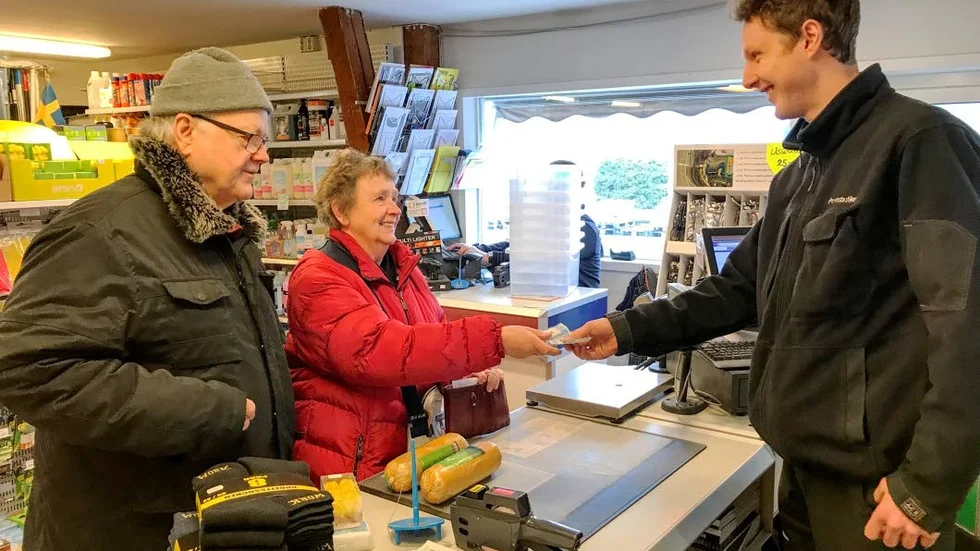 Stamkunderna Stig Österdahl och Gerd Gustafsson från Österåker har tittat förbi för att köpa nötstänger till småfåglarna därhemma.

­– De har allt här och lite till och personalen är trevlig, konstaterar Stig.