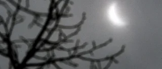 Solförmörkelse doldes av grå himmel