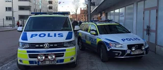 En gripen efter att ha sparkat väktare