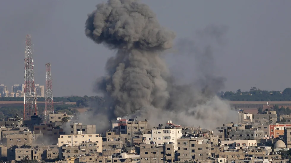 Rökmoln efter ett israeliskt flyganfall mot Gazaremsan. Arkivbild.