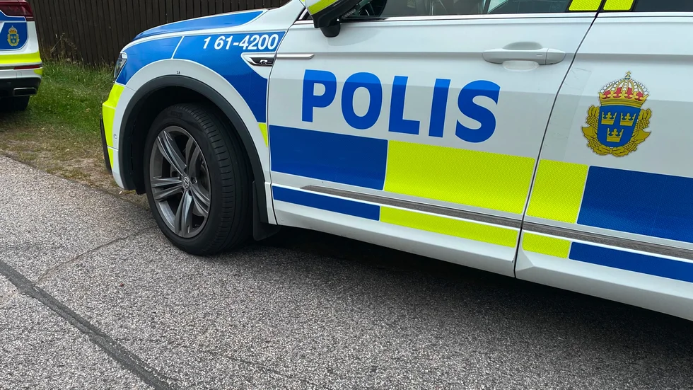 Två polispatruller kallades till Överum på måndagskvällen på grund av ett bråk i en trädgård.