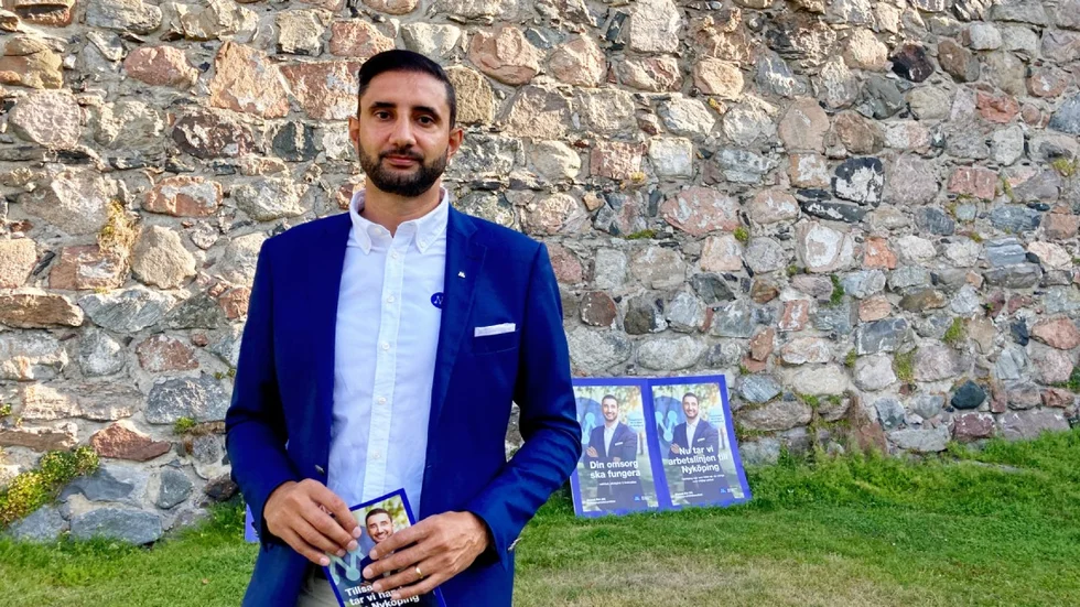 I en kommun där Socialdemokraterna har styrt och ställt under många år är känslan att det kan vara dags att testa något nytt. Men Ahmad Eid måste vara tydlig när det kommer till sina egna ekonomiska intressen, skriver Edward Sevume.