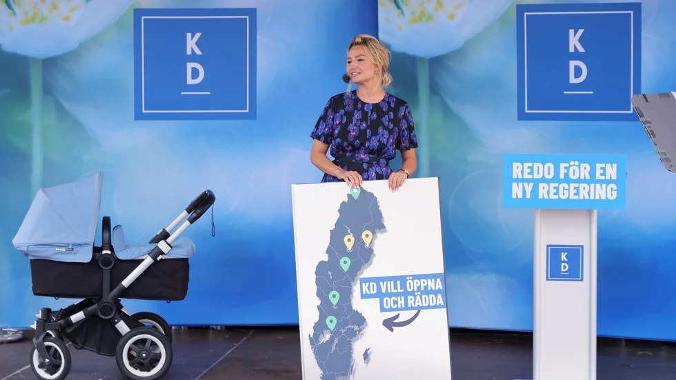 Här ser vi KD: s partiledare Ebba Busch när hon höll sitt sommartal tidigare i augusti. På tisdagsmorgonen satt hon i Ekots studio för att svara på frågor om stort och smått som det anstår en som söker regeringsansvar.