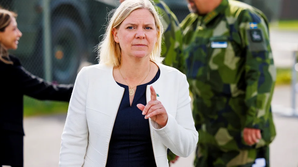 Magdalena Andersson - här på militärt besök i Norrbotten i söndags 7 augusti - levandegör övertydligt varför S värdesätter statsministerposten så högt som man gör. 