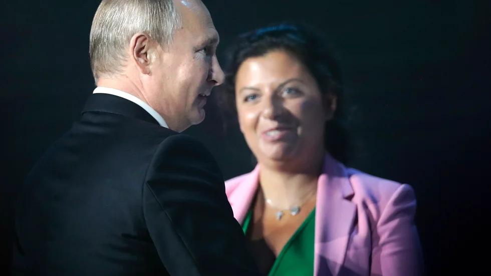 Rysslands president Vladimir Putin och Margarita Simonjan, chef för den statliga ryska tv-kanalen RT, under en konferens i Moskva i juli 2018.