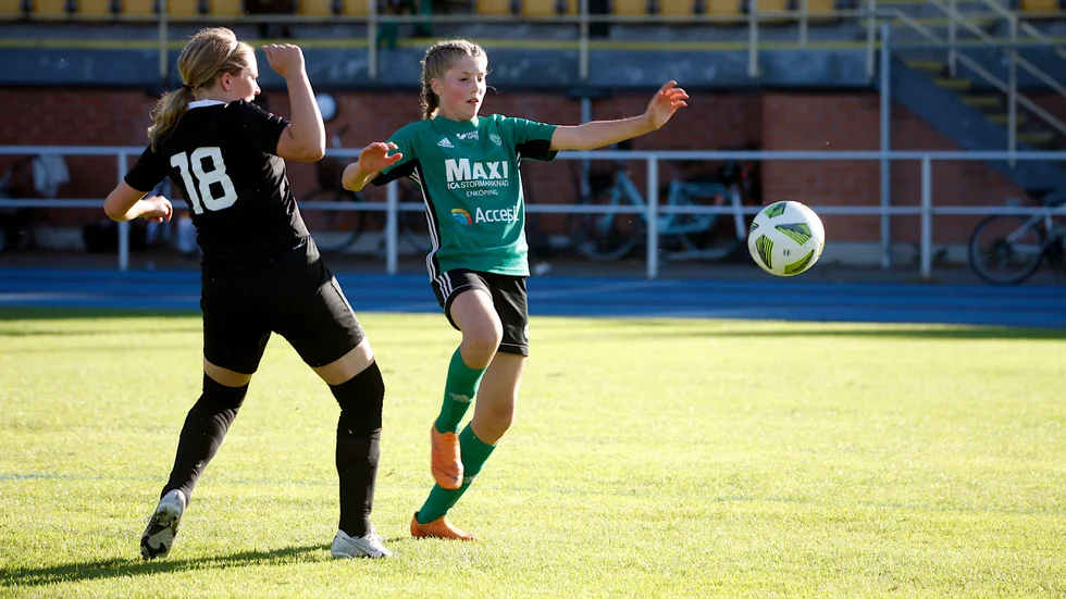 ESK:s Savannah Petersen Lysén, här i kamp med Fannas Alice Albertsson, gjorde finalens enda mål.