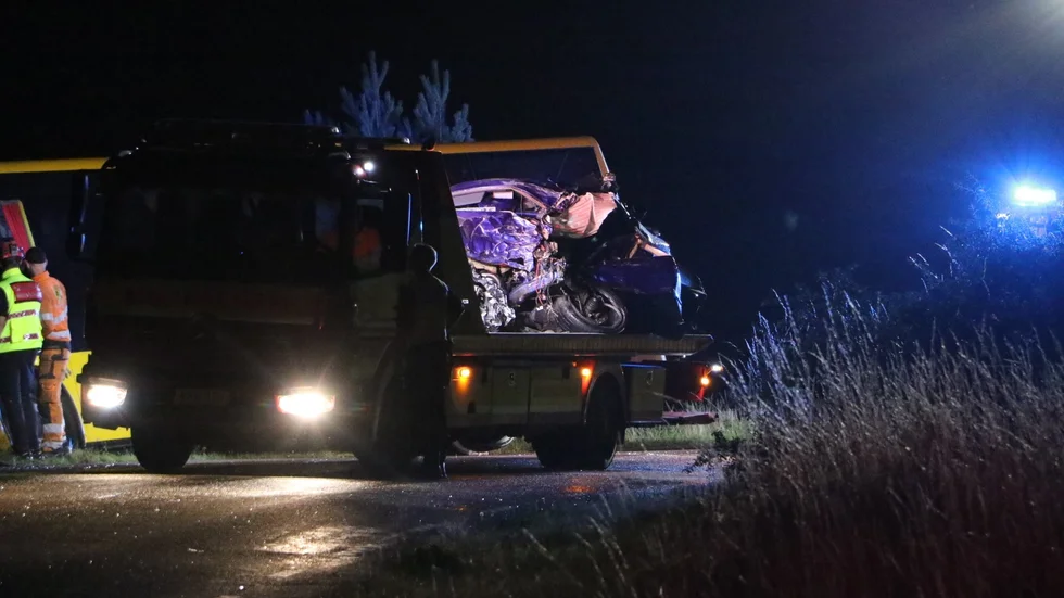 Personbilen där tre ungdomar färdades fraktas bort av bärgare. En av ungdomarna omkom i busskrocken.