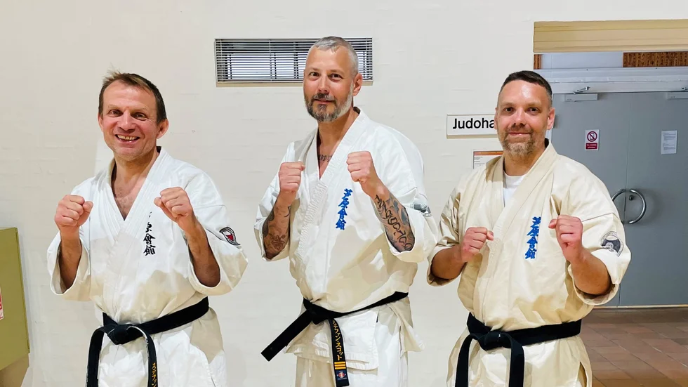 Anthony Knibb (till vänster) med Sensei Stefan Skott och Jimmy Lundqvist (till höger).