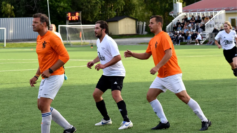Skridskor och padelrack var utbytta mot fotbollsskor och benskydd när Jimmie Ericsson spelade forward för Kändislaget. 