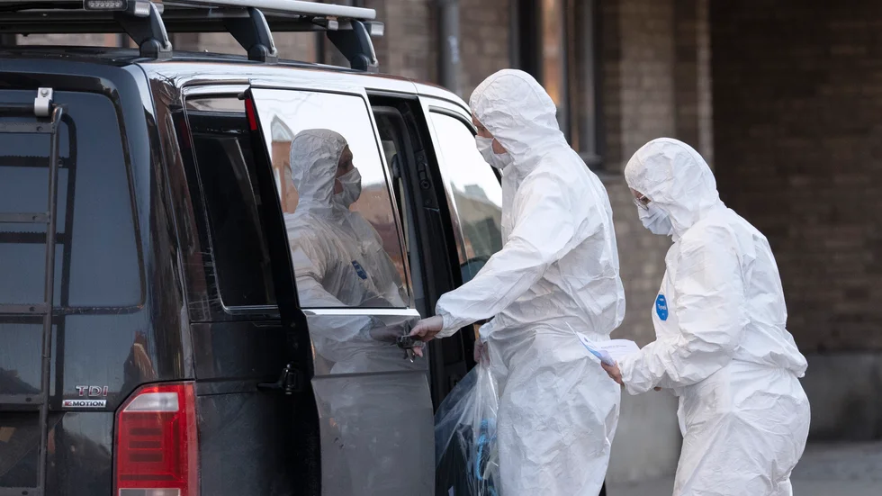 Polisens kriminaltekniker undersökte bostaden i Landskrona där det misstänka mordet hade begåtts. Arkivbild.