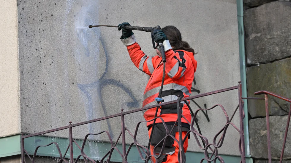 Klottersanering ser ut att behövas efter helgens skadegörelse. Arkivbild.