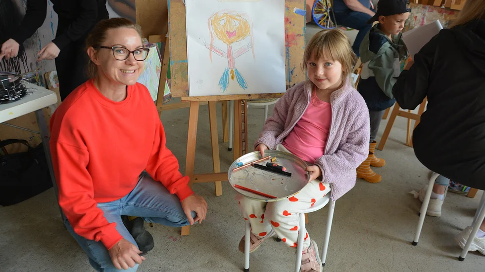 Ylva och Tyra Lilja prövade att måla. Här syns Tyras fina självporträtt.
