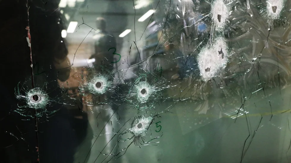 Osedvanlig många skotthål lär analyseras hos Nationellt forensiskt centrum just nu.