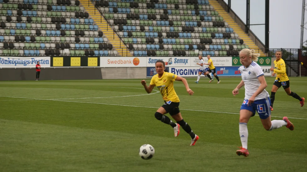 Fart, kraft och killerinstinkt i ett och samma IFK-paket. Wilma Leidhammar visade onekligen vad hon gick för i sin andra tävlingsmatch för kamratföreningen. Hennes 1–0 kom i första minuten.