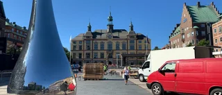 Här byggs scenen upp inför helgens musikfest – gratisfestival intar Fristadstorget 