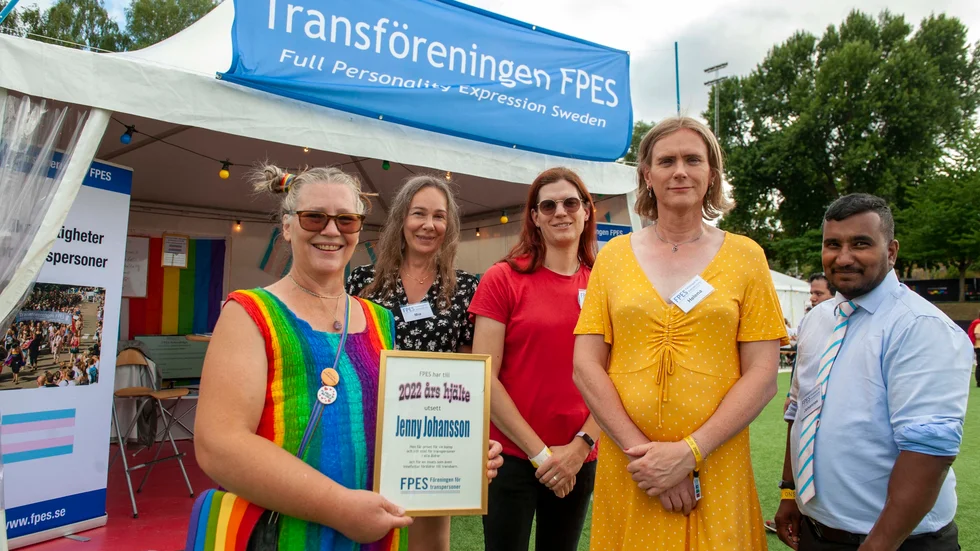 Jenny Johansson från Anga, längst till vänster, fick hjältepriset av transföreningen FPES på Stockholm Pride-festivalen på onsdagskvällen. Övriga på bilden Mia Ekman, Wilhelmina Edenteg, Helena Berglund och Johannes Edenteg.
