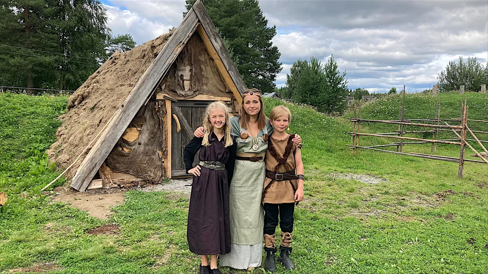 Vikingarna spelas av Liv Lundström, Elisa Bryant och Love Laestadius."Miljön är väldigt fin här och passar för en vikingasaga", säger Elisa Bryant.