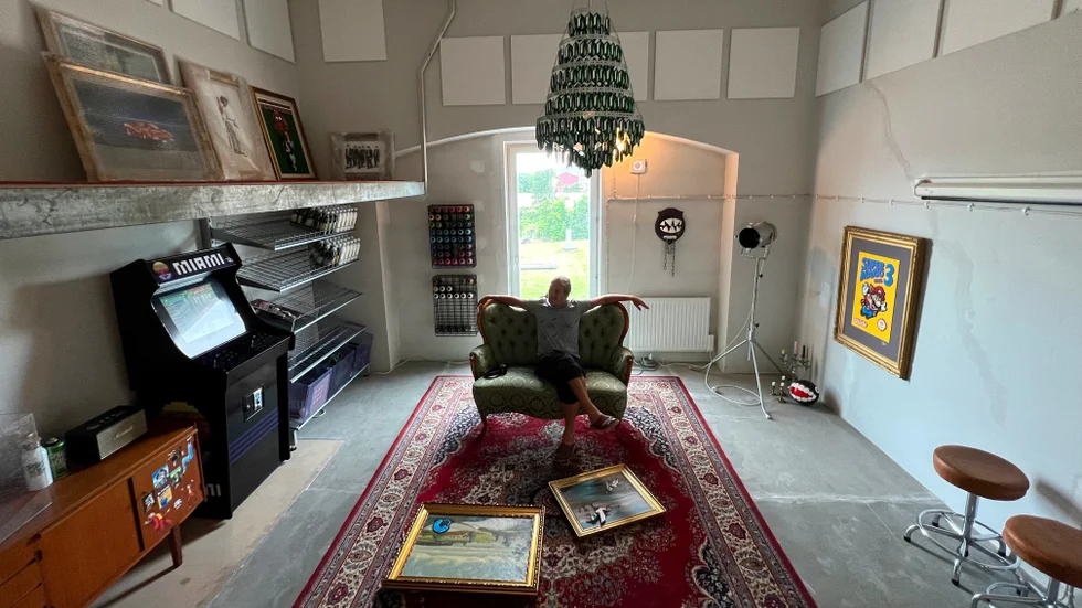 Johan Karlgren, Pappas pärlor, i sin nya studio. Soffan han sitter i var en utmaning att få in.
