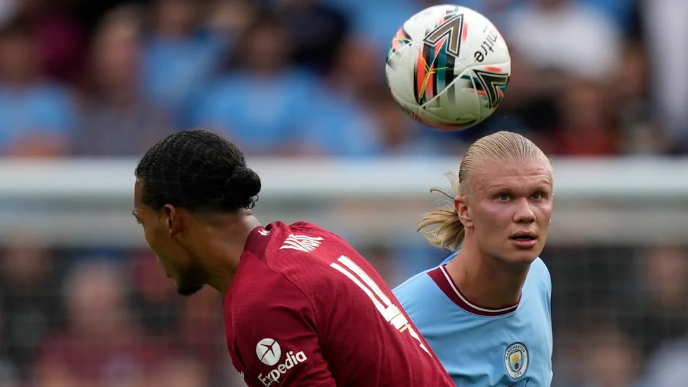 Manchester Citys Erling Braut Haaland, höger, i Community Shield mot Liverpool. Arkivbild.