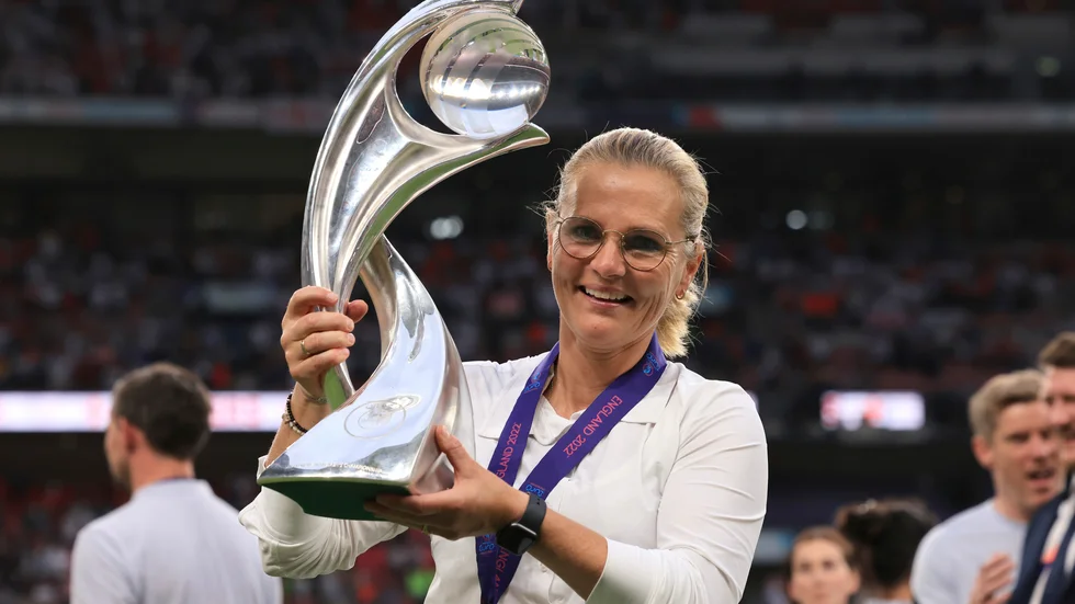 Sarina Wiegman med EM-bucklan.