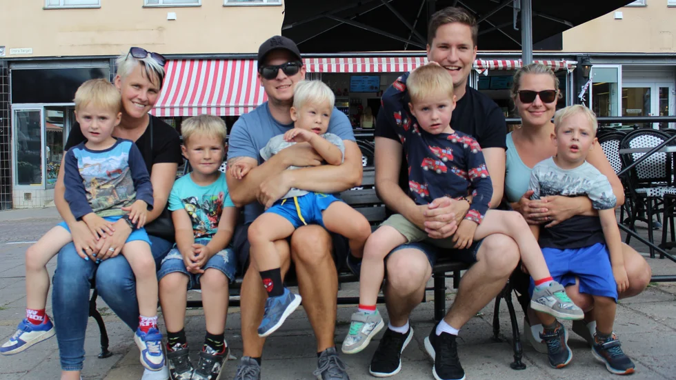 Daniel, Tony och Linda och alla deras barn har åkt från Halmstad för att besöka Vimmerby. Och den bästa sommaraktiviteten är självklar för dem alla. "Astrid Lindgrens Värld såklart! Det är därför vi är här. Vi har inte varit där sedan vi var små, så det ser vi fram emot."