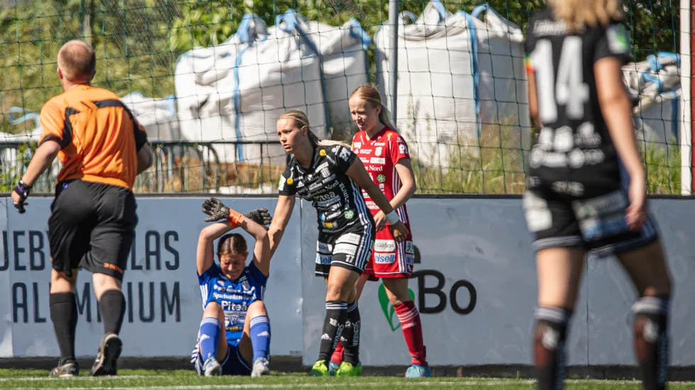 Evelina Moberg, i svart tröja, har fått nu gjort sitt första a-lagsmål för Piteå IF.