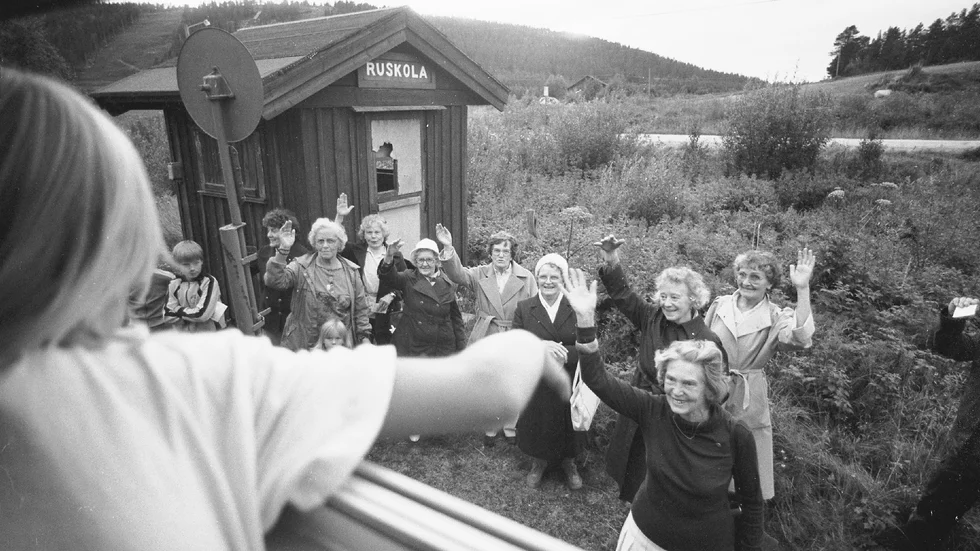 Folk hade samlats vid de små hållplatserna för att ta ett sista farväl av tåget, som här i Ruskola, när persontrafiken lades ner på sträckan Karungi-Övertorneå 1984.