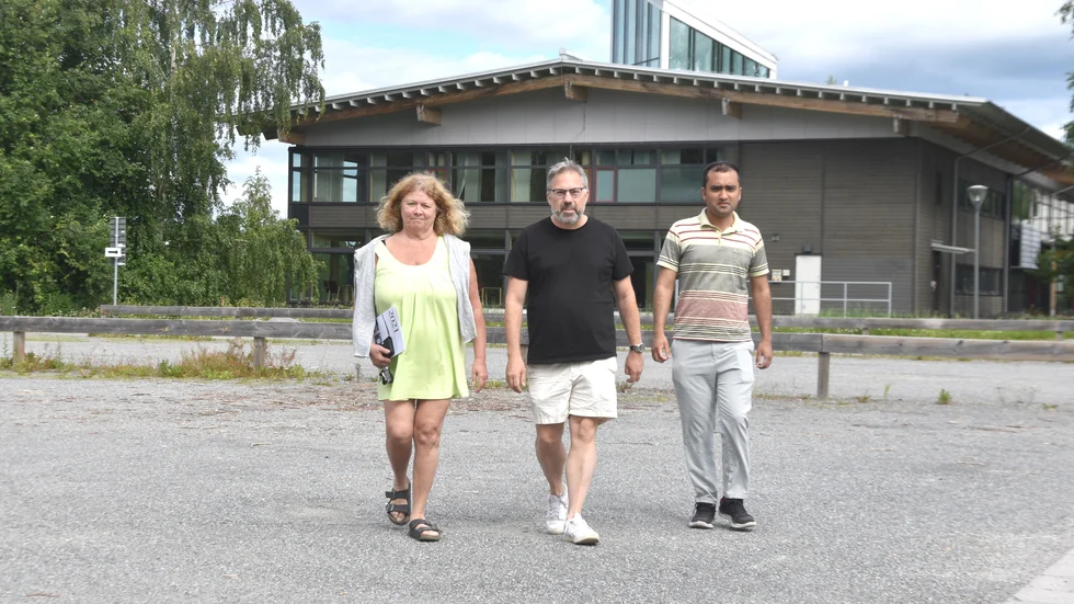 På parkeringen på Campus Skellefteå där konsulten Annica Bray, professor Karl Andersson och doktoranden Sami Kabir går kommer det nya huset att byggas. Det ska nu också bli föremål för ett stort energiprojekt.