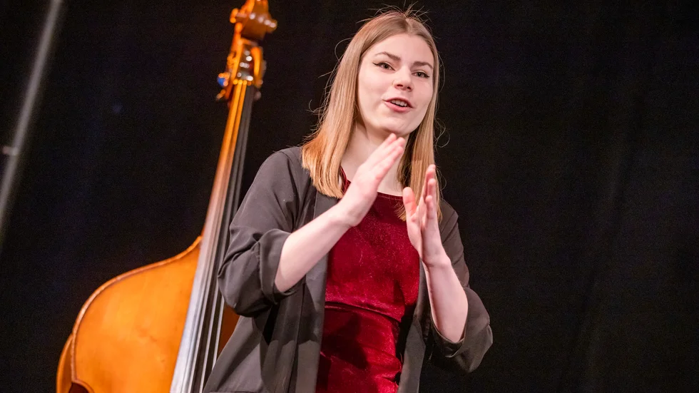 "Kulturen har stor betydelse för att hålla språket levande. Den meänkieli jag kan har jag lärt mig genom att hålla på med teater och musik", säger Klara Pasma i Pajala.