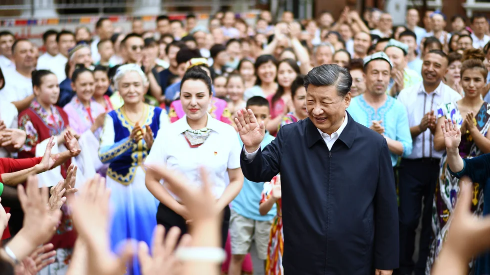 Xi Jinping besöker samhället Guyuanxiang i Xinjiangregionen.