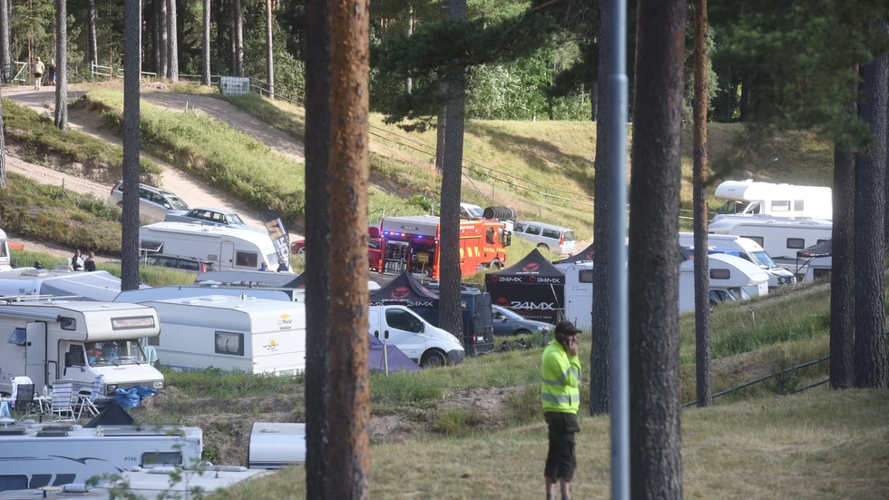 Räddningstjänst är på plats i Gnagaredalen där det glöder i en husvagnsvägg.