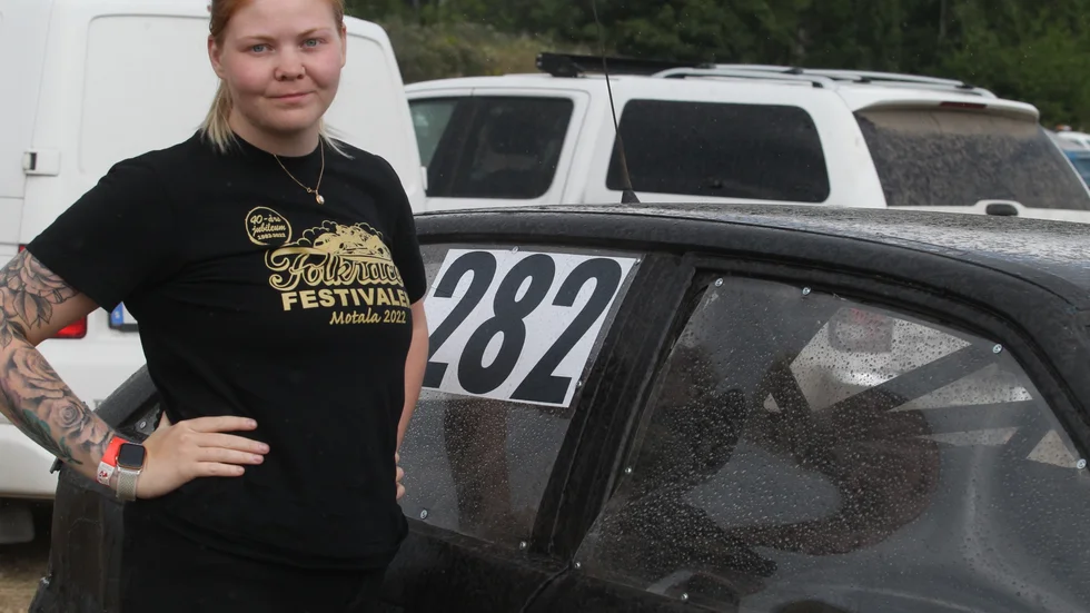 I sin svarta Opel ska Pernilla Ledin utmana om finalplatser under Folkracefestivalens sista dag.