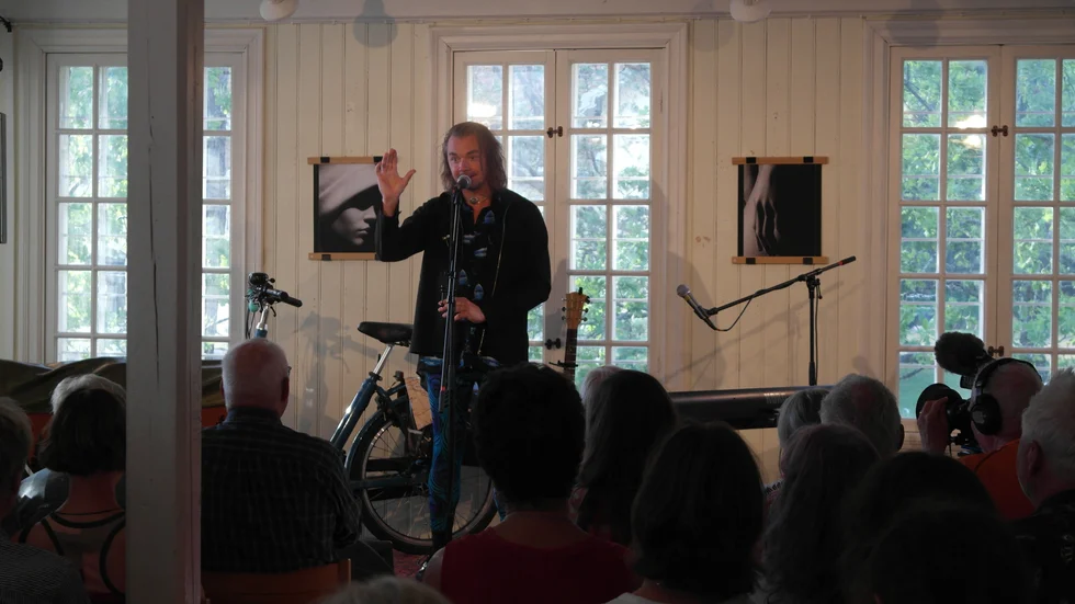 Emil Jensens föreställning på Lofta Caffè bjuder på musik, poesi och komik om livet på jorden.