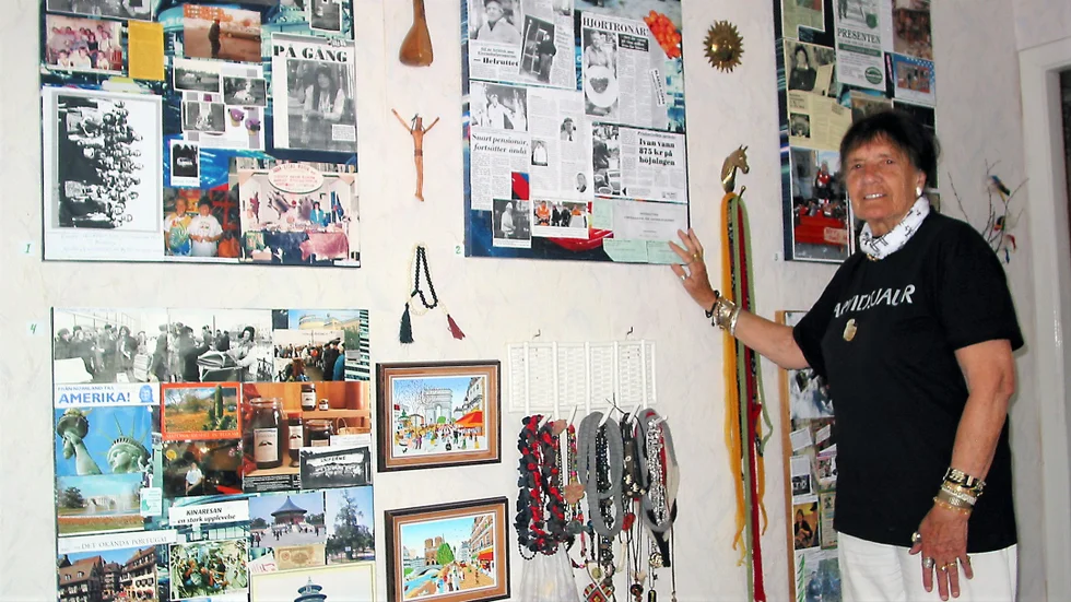 Handelsprofilen Anna-Lisa Lundgren i Arvidsjaur har visar upp det välgjorda minnescollage om sitt liv med bilder och utklipp som hon producerat på en hel vägg i sitt hem.