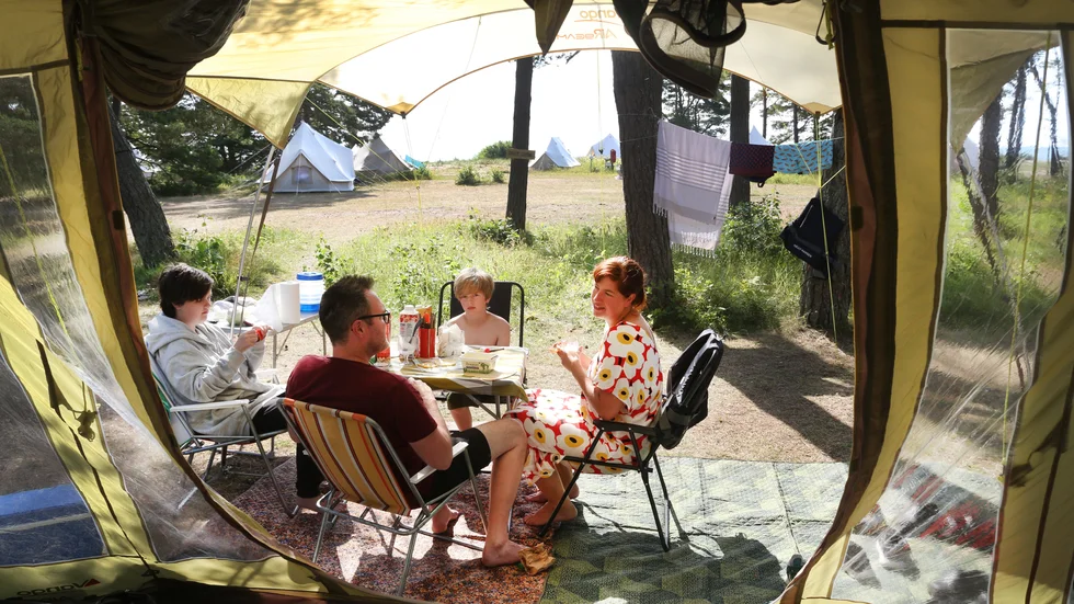 ”Sedan vi skaffade ett bra tält som står emot regnet och som är lätt att sätta upp har campandet blivit ännu mer bekvämt”, säger Emma Skog som tältar i Ljugarn tillsammans med Andreas Kjellgren och barnen Hedvid Skog och Hilding Skog.