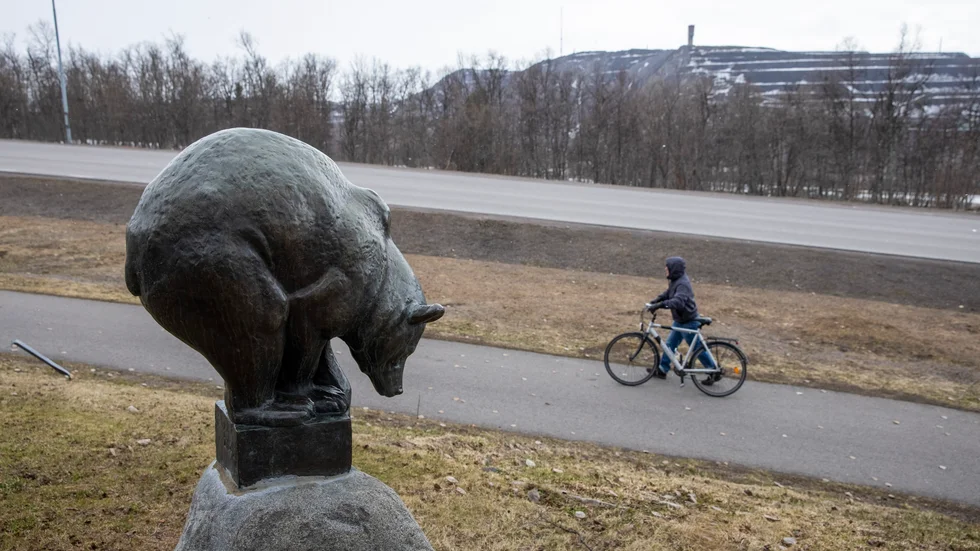 Arvid Knöppels "Björn" i Järnvägsparken vid Stationsvägen är en av de många skulpturer som ska flyttasi samband med stadsomvandlingen.